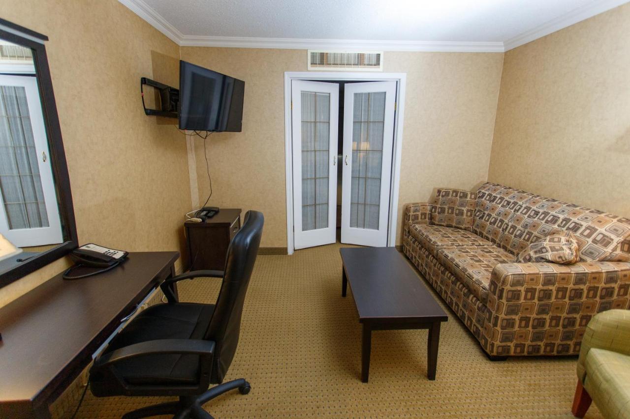The George Dawson Inn & Conference Centre ดอว์สันครีก ภายนอก รูปภาพ